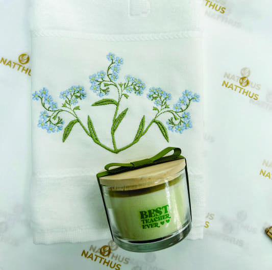 Toalha trussardi com estampa exclusiva + vela perfumada best teacher alecrim