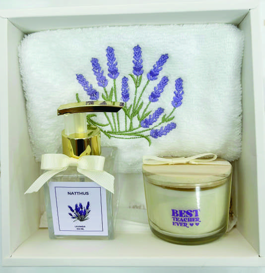 Toalha lavanda + sabonete líquido + vela best teacher versão 100 ml